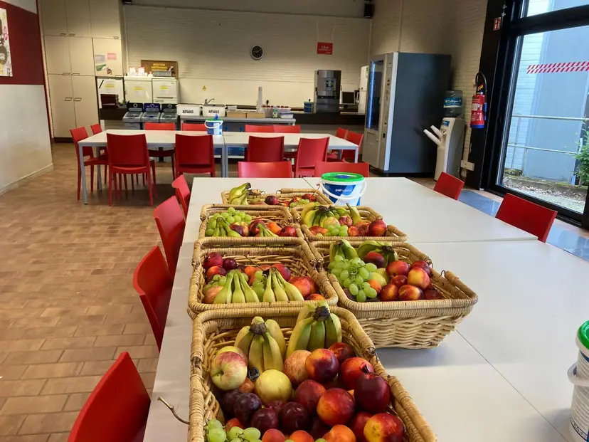 Fruitmanden op de lange tafel van een bedrijfskantine